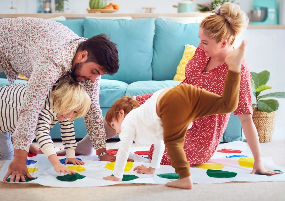 jugar en casa en familia