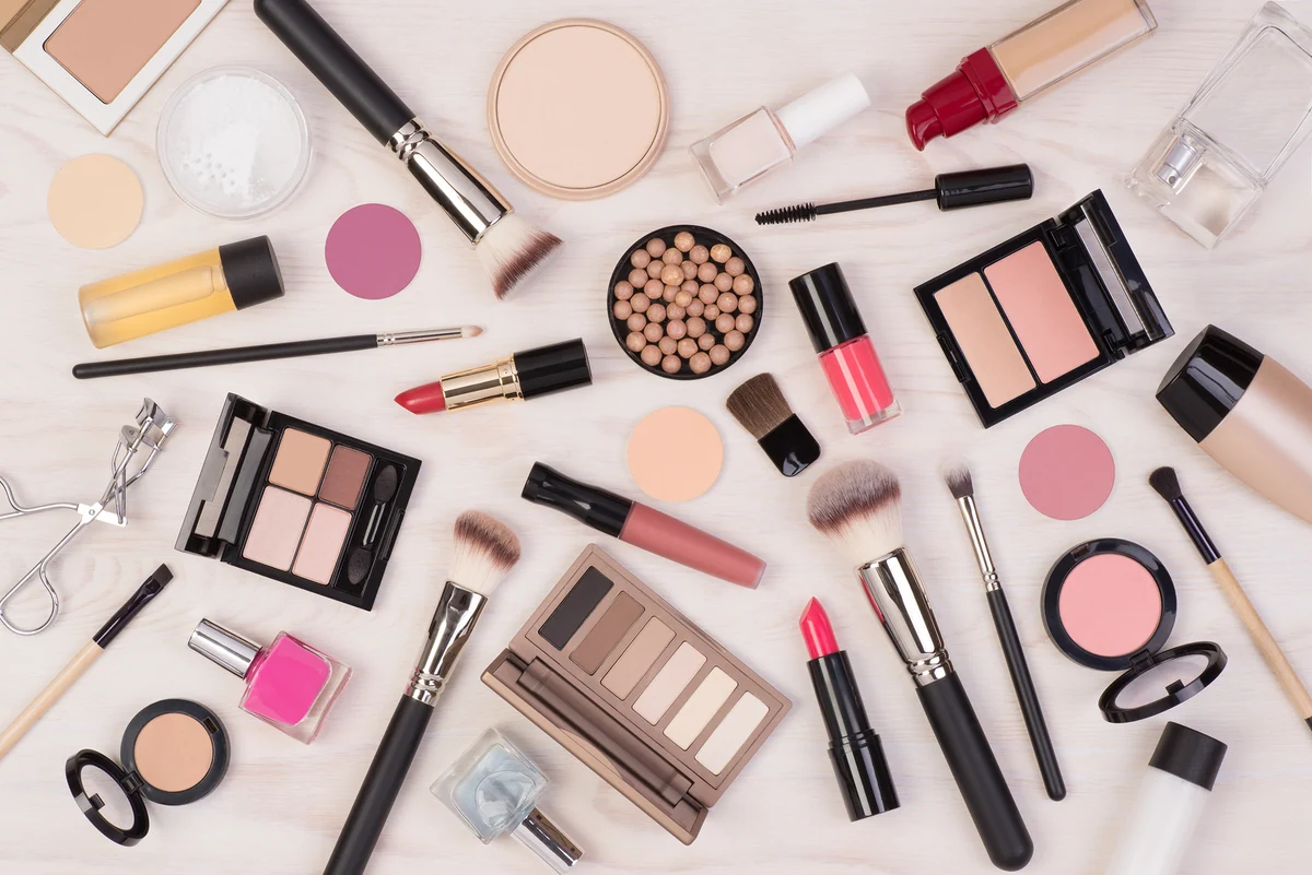 Hay muchos tipos de maquillaje para cada gusto y necesidad. imagen son distintos tipos de maquillaje para el rostro y las uñas