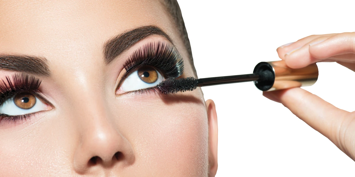 Una buena máscara de pestañas cambia totalmente la mirada. Mujer colocando la mascara de pestañas para resaltar los ojos.
