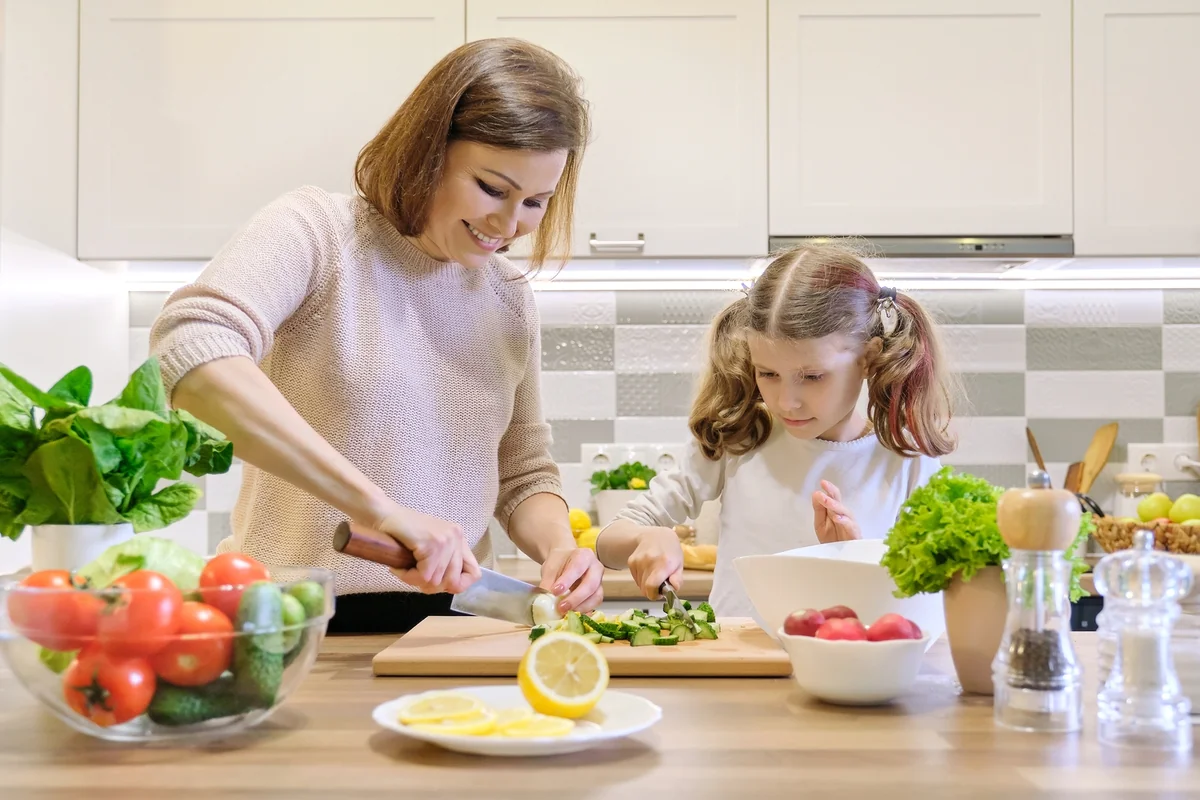 madre e hija cocinando madre e hija cocinando
