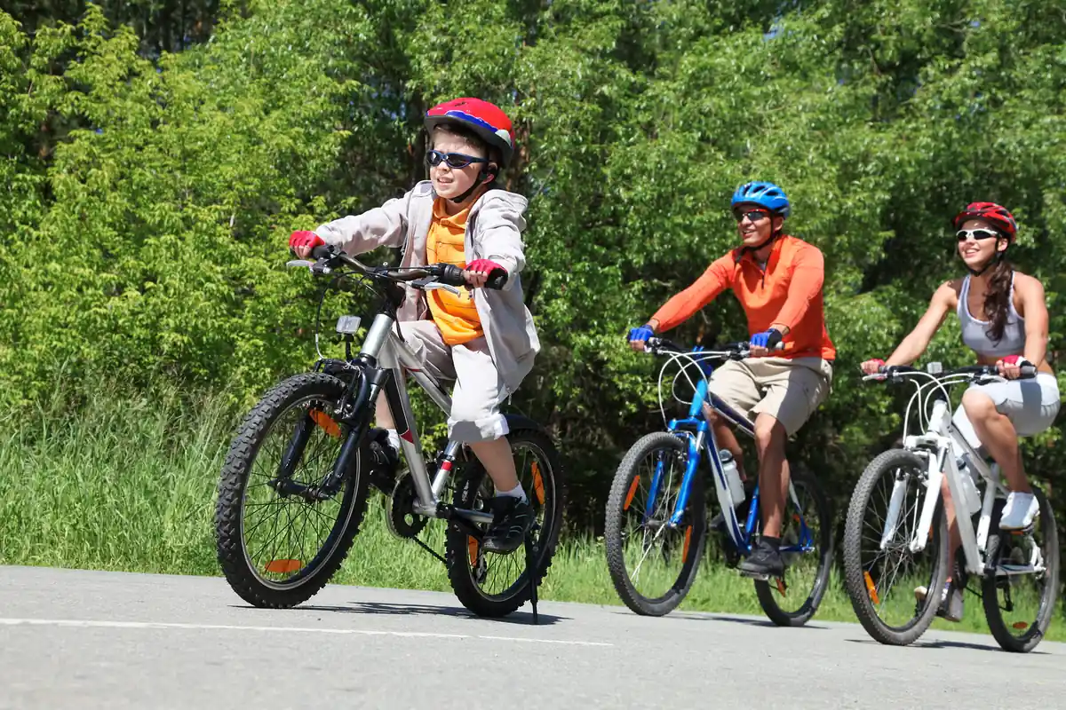 Familia disfrutando de un paseo en bicicletas de montaña por un sendero, un ejemplo de cómo las MTB son ideales para el ocio y la aventura al aire libre.