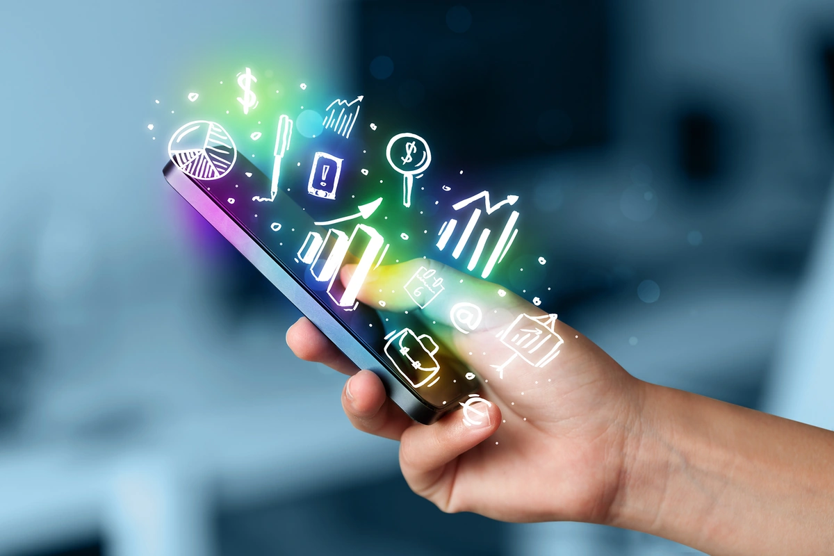 Tranquilidad Digital para tu Familia. Usando un smartphone para acceder a aplicaciones de control parental que garantizan la seguridad digital y el bienestar familiar de los niños.