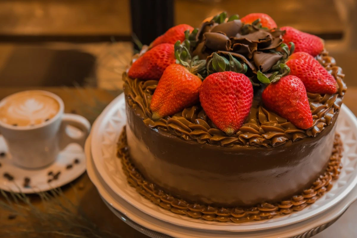 torta de chocolate con frutillas