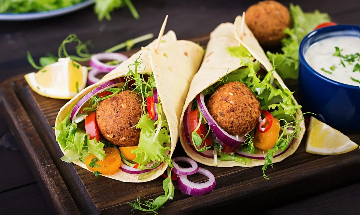 falafel en tacos con verduras