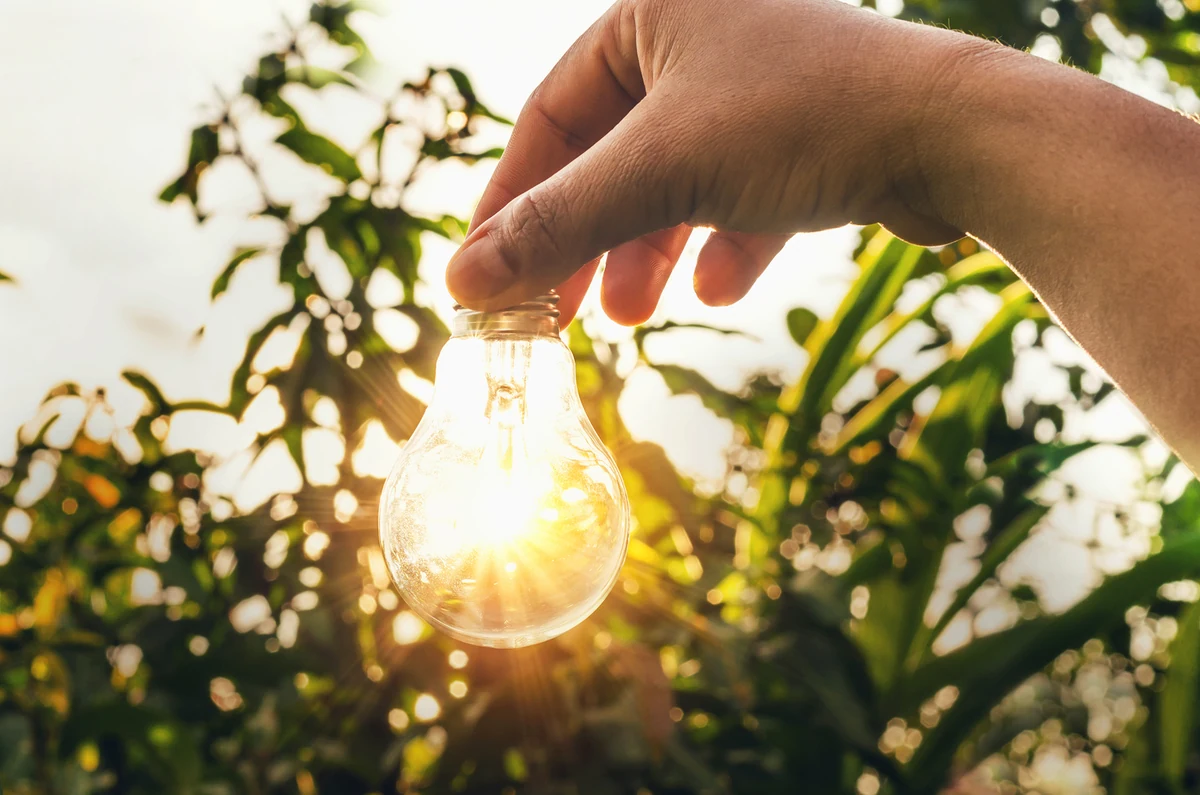 Ahorro energético en familia Familia implementando medidas de ahorro energético en el hogar