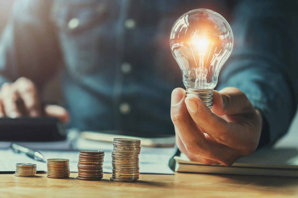 Simbolizando cómo las buenas ideas y la planificación mejoran la salud financiera.