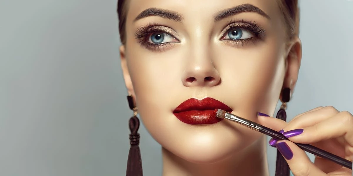 Bálsamo con SPF: protección solar también para los labios. Modelo maquillada destacando colores de labiales rojo carmín