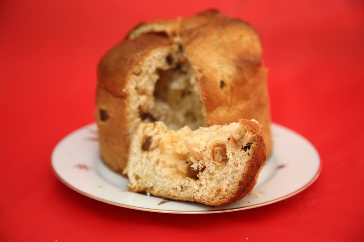 Pan dulce casero de Navidad Pan dulce casero con frutas secas sobre un plato blanco.