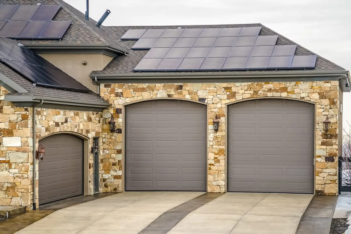 Casa con garaje revestida en piedra natural beige y gris