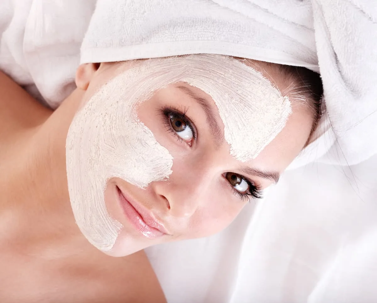 Mascarilla facial hidratante como parte de la rutina de cuidado de la piel Mujer con mascarilla facial hidratante durante rutina de cuidado de la piel