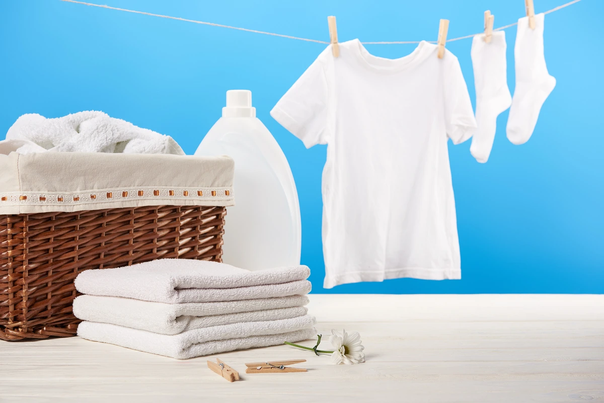  ropa blanca colgada y doblada perfecta después de un lavado