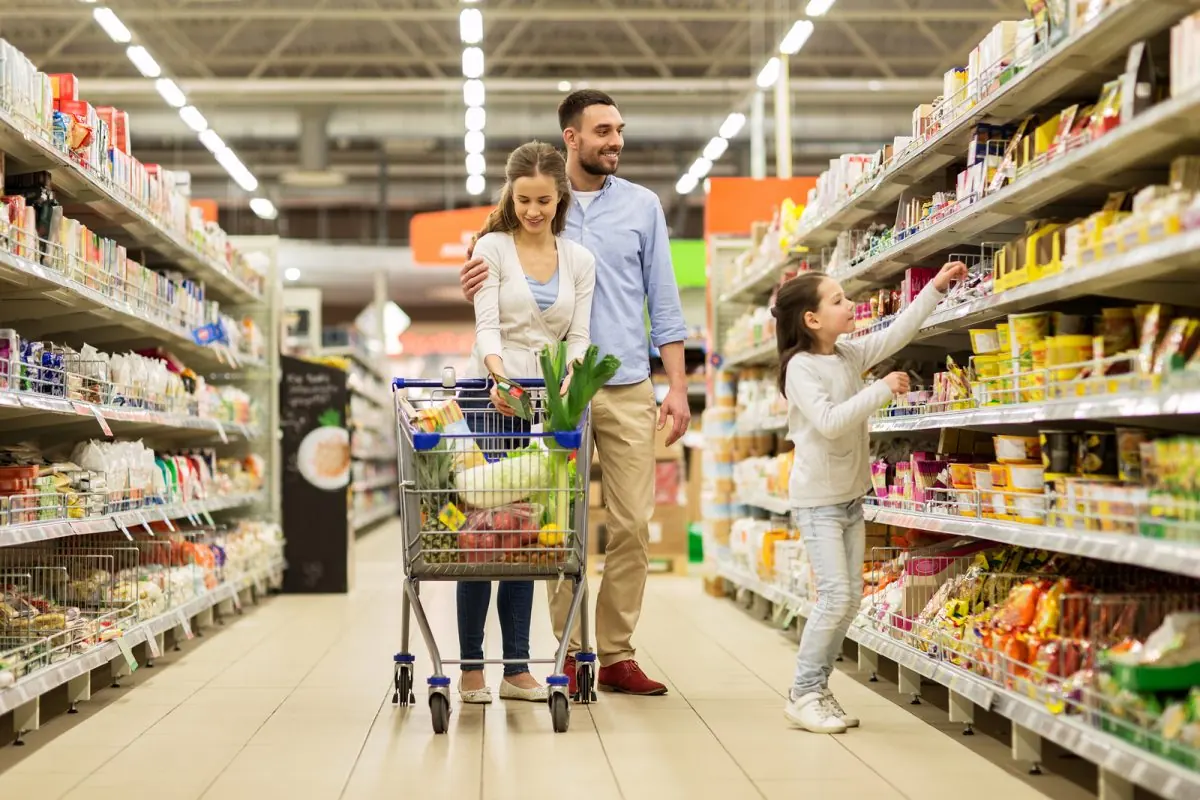 familia con hijos en el supermercado