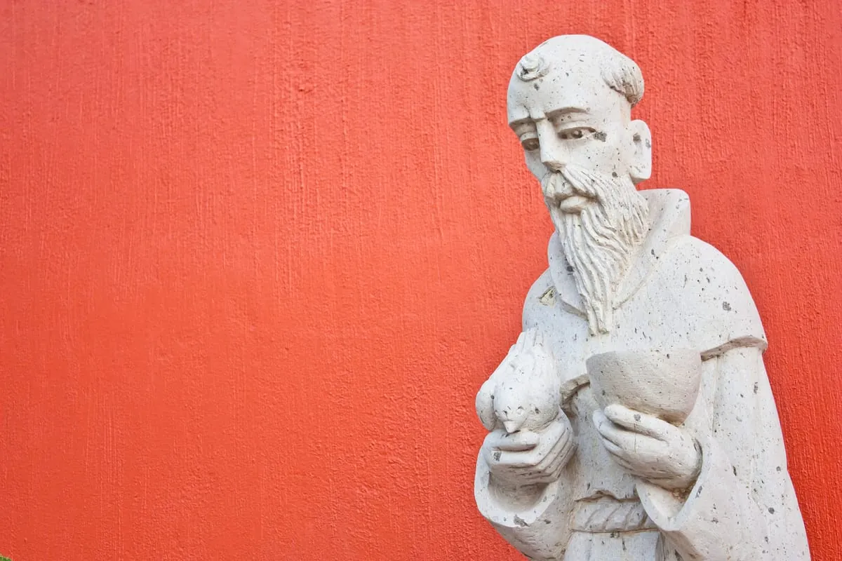 Estatua de San Francisco de Asís en la Basílica de Luján, representando la fe y el arte sacro presentes en las celebraciones religiosas
