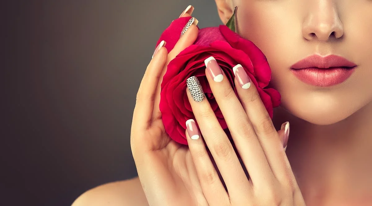 ¿Cómo se preparan las uñas naturales para el esmalte? 