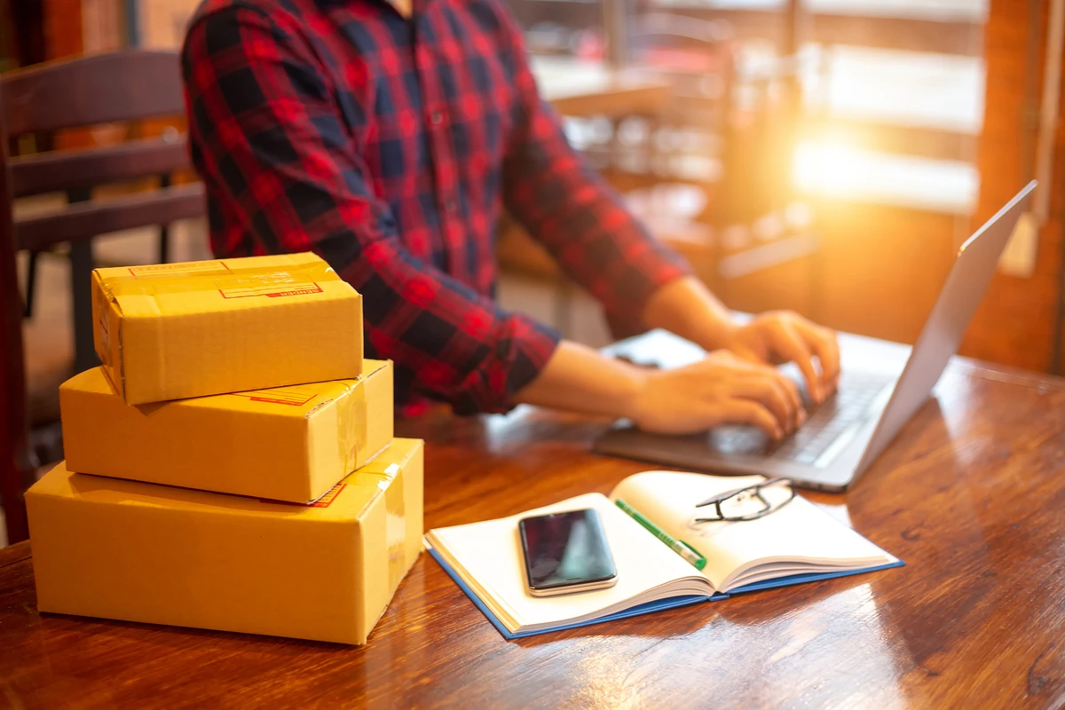 Aprovechar las ofertas del Amazon Prime Day, con paquetes apilados en su escritorio.