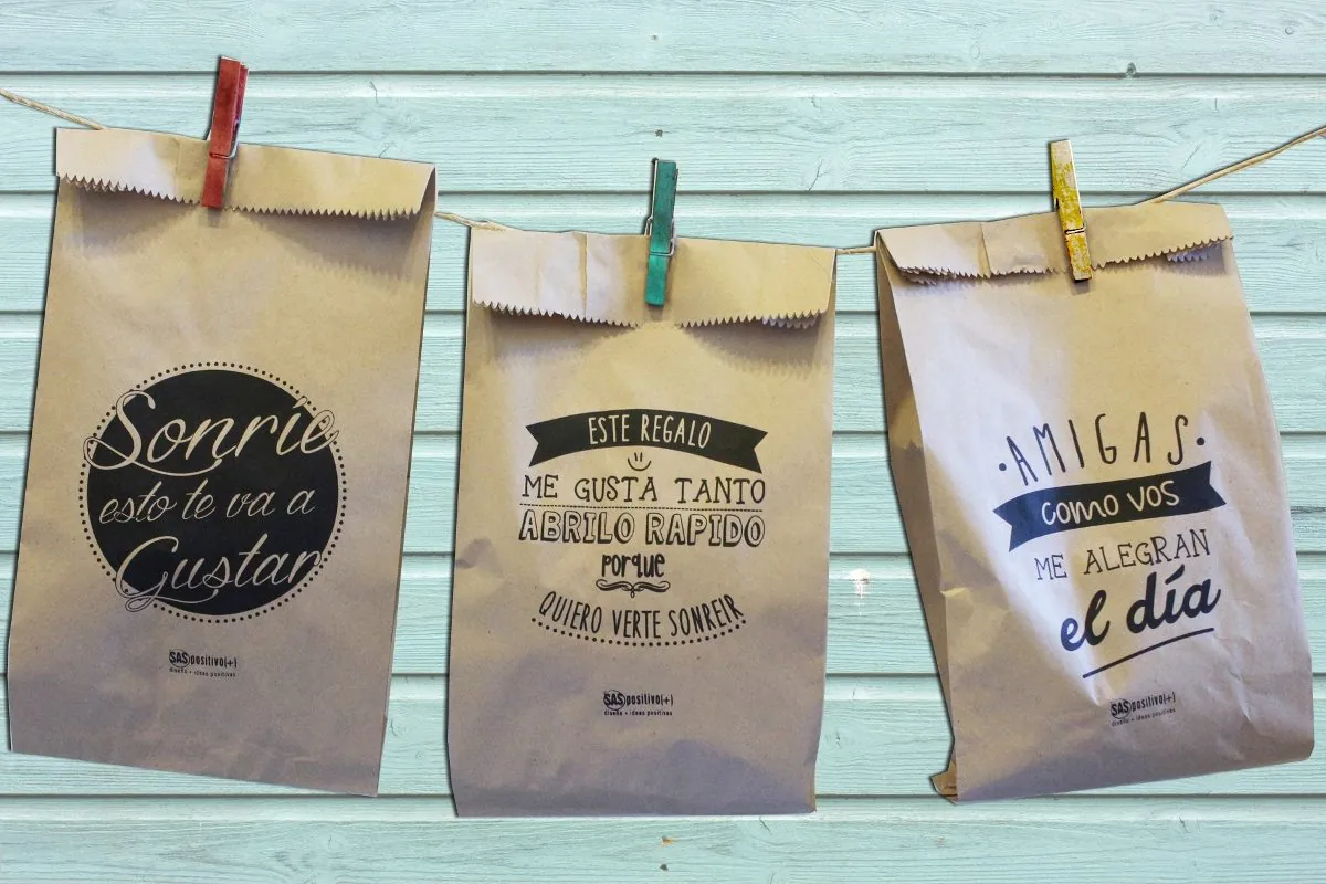 bolsas de papel kraft colgadas con mensajes positivos para regalo