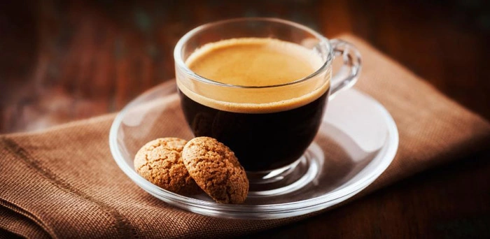 cafe con leche en cafetera