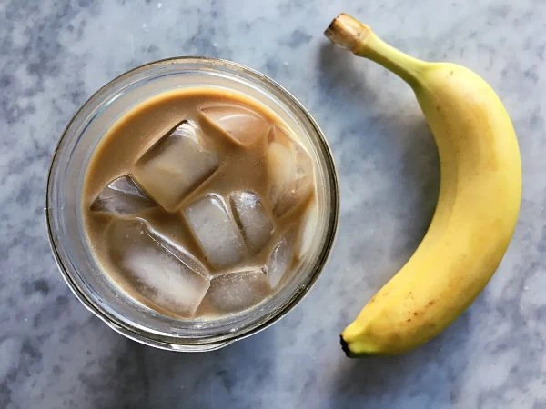 Batido frío de bananas al café