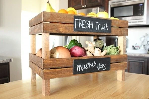 Frutero de cajones de madera apilados con pizarras Fresh fruit y Market veg
