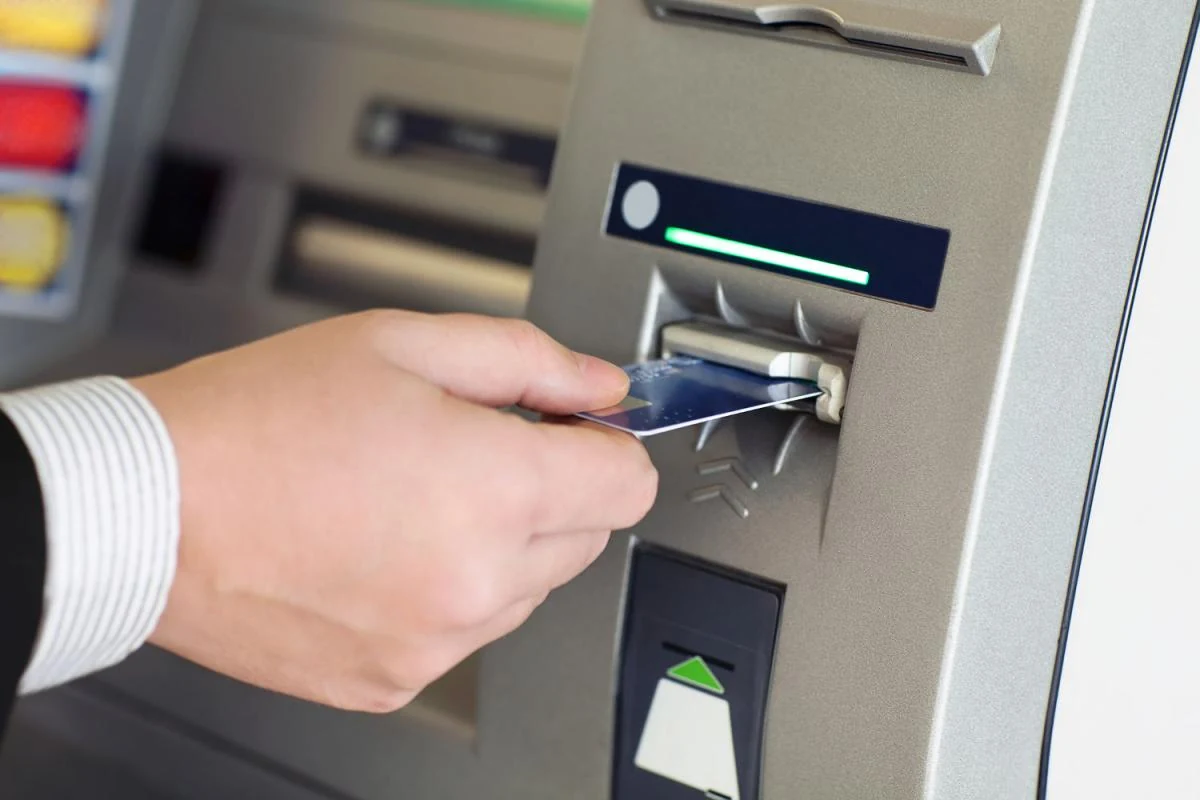 Cajero automático en un banco de Estados Unidos con medidas de seguridad