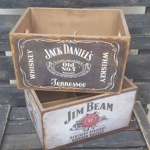 Cajas de madera recicladas con logotipos de whiskey Jack Daniel's y Jim Beam