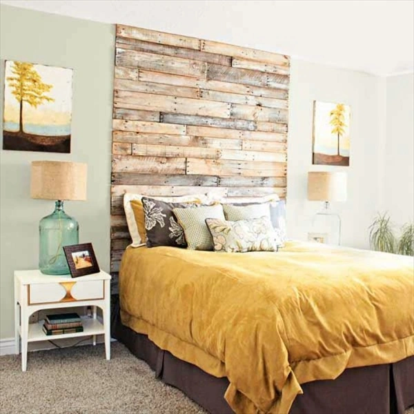 cabecera de cama hecha con palets de madera reciclada