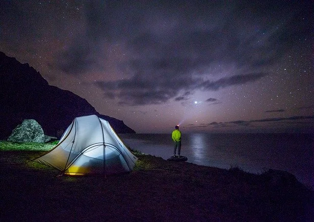 App fechas de eclipses: campamento con cielo y estrellas
