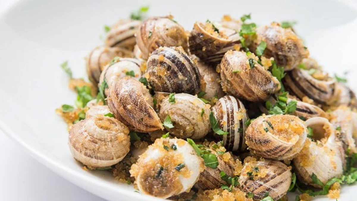 Alt text: caracoles a la bordalesa cocidos en salsa tradicional francesa