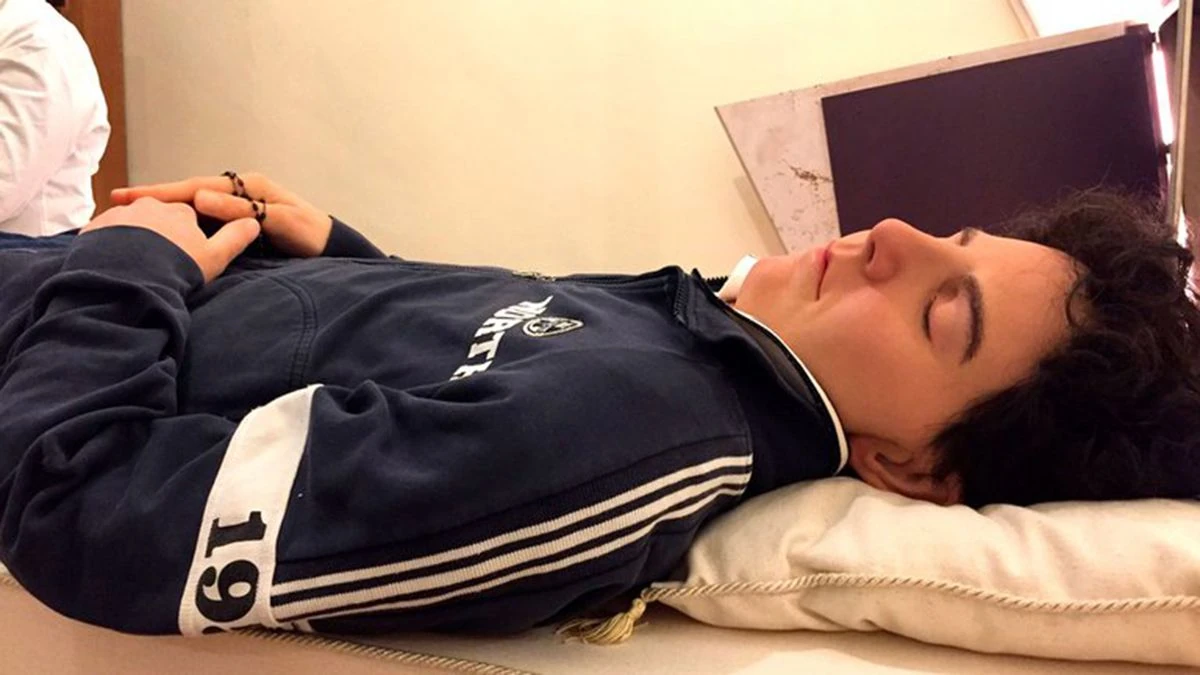El cuerpo intacto de Carlo Acutis, el joven que será santificado.