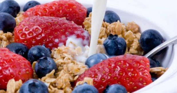 Granola casera crujiente con miel y frutos secos.