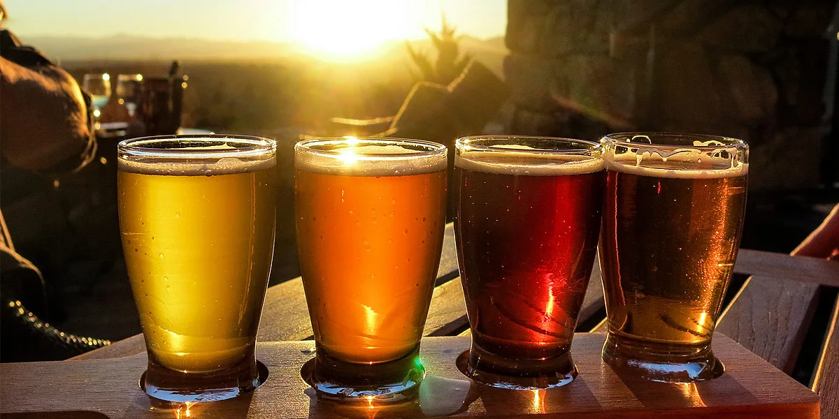 Vasos con cervezas artesanales de diferentes sabores y colores