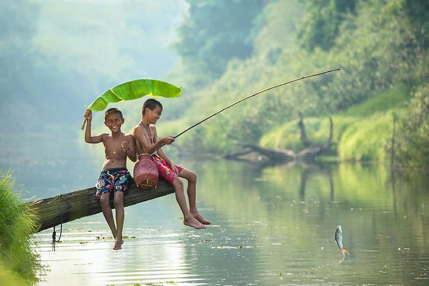 Chicos pescando