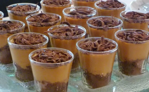Chocotorta en vasitos individuales con topping de chocolate rallado