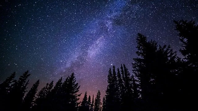 App calendario de eclipses: cielo con estrellas