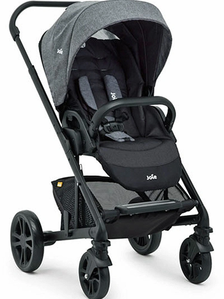 Cochecito de bebé gris y negro de la marca Joie con capota y cesta inferior