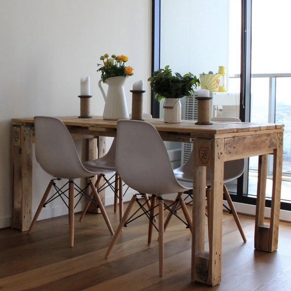 Mesa de comedor de estilo rústico-moderno, hecha con palets de madera