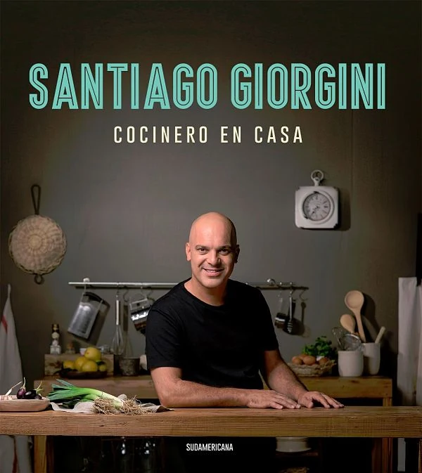 Portada del libro «Cocinero en casa» de Santiago Giorgini, con el chef sonriendo en una cocina