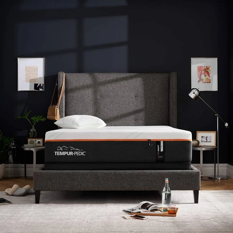 Látex natural que ofrece elasticidad y frescor, sobre base de madera para un estilo minimalista.