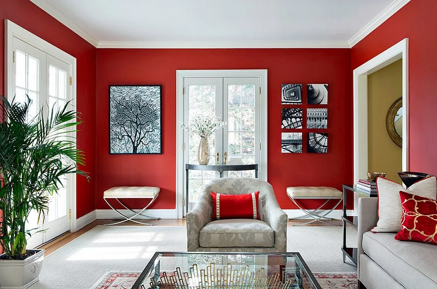 Living comedor con pared principal en rojo intenso y mobiliario blanco
