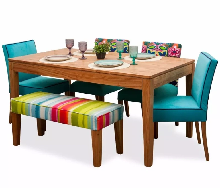 mesa de comedor de madera con banco estampado y sillas turquesa en comedor pequeño