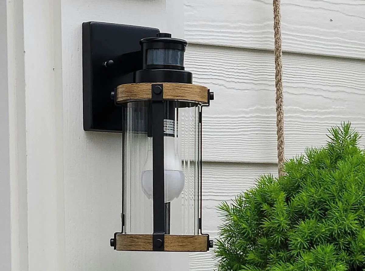 como conectar un sensor de movimiento con luz