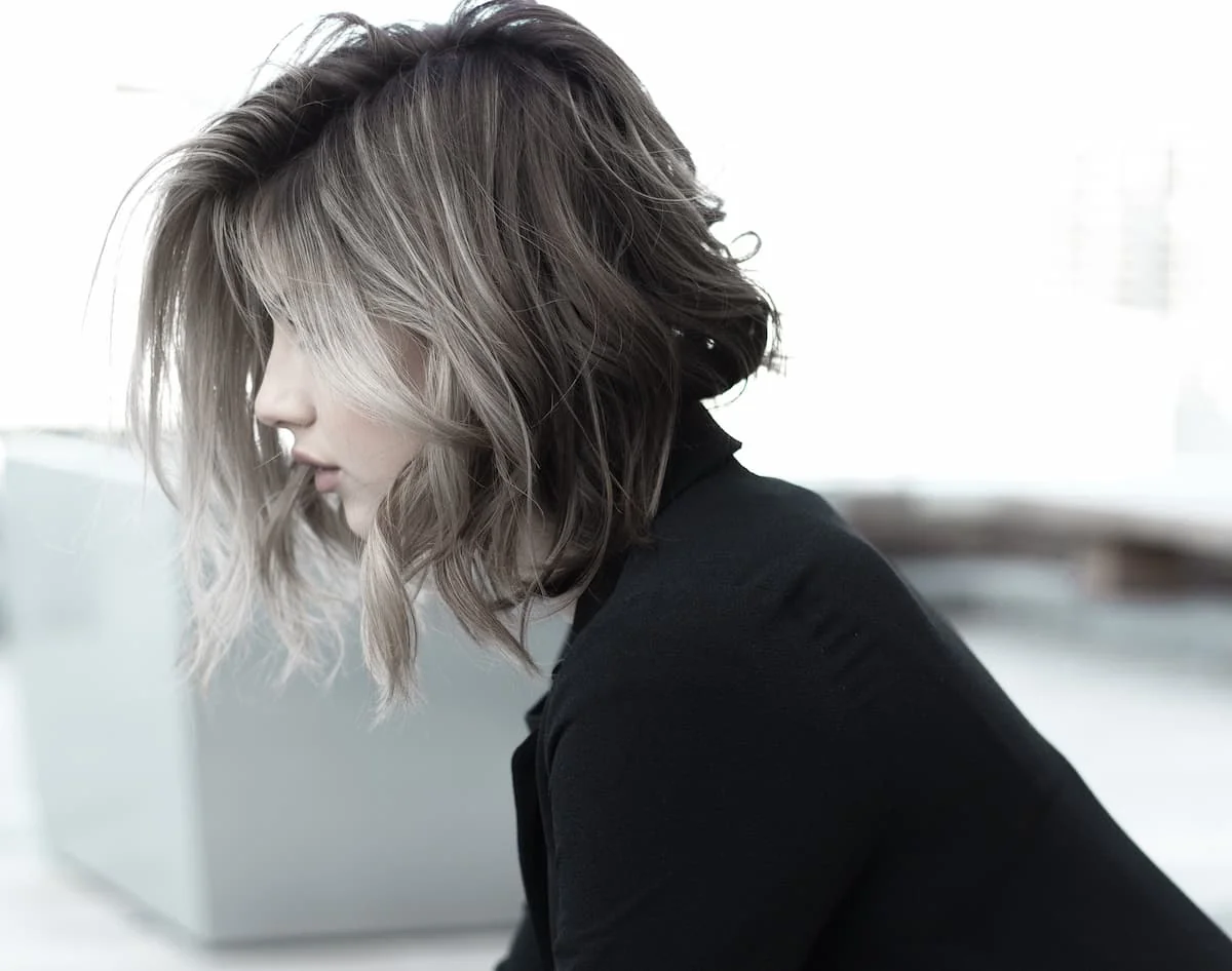 Mujer joven con cabello platinado para disimular las canas