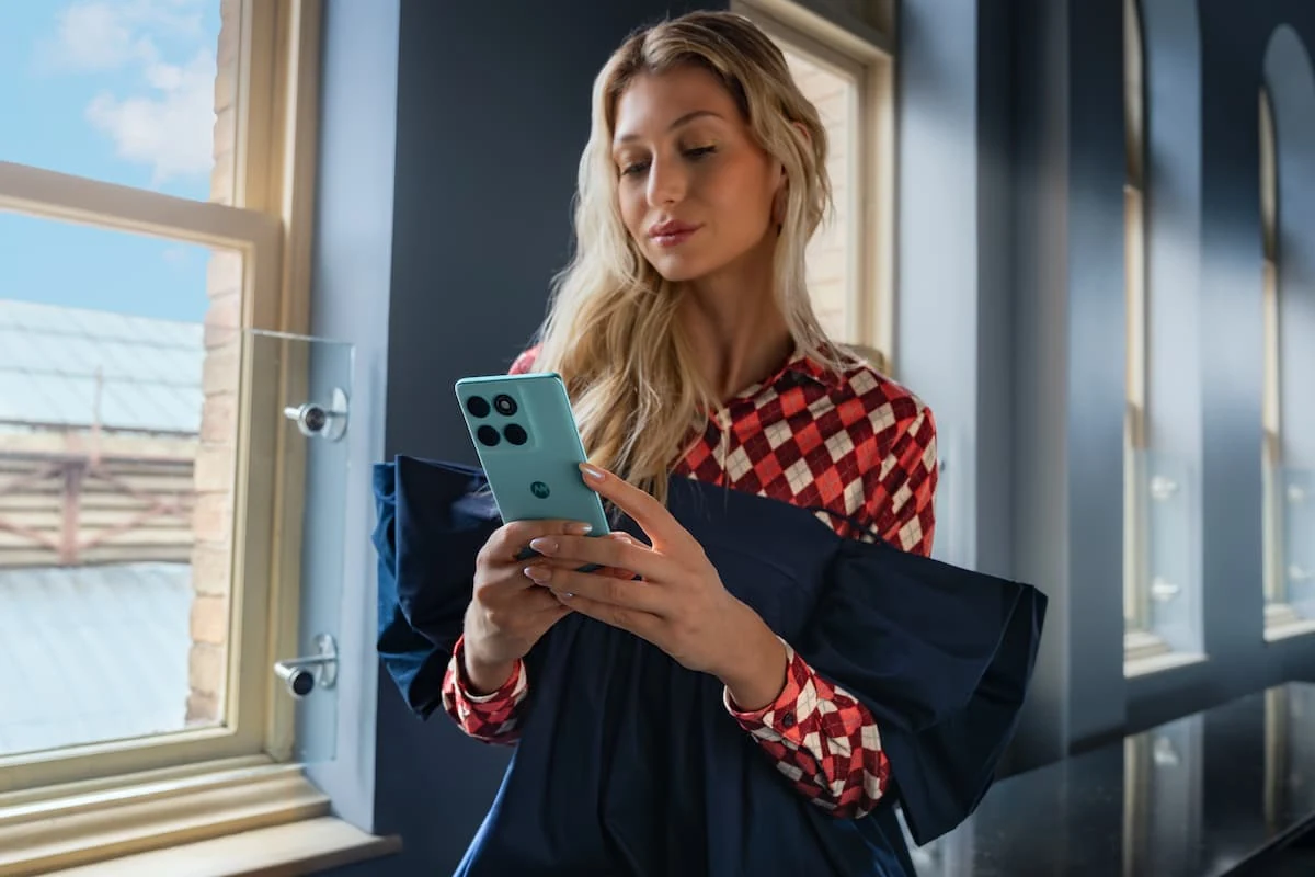 Mujer joven disfrutan su Motorola Edge 60 Fusion