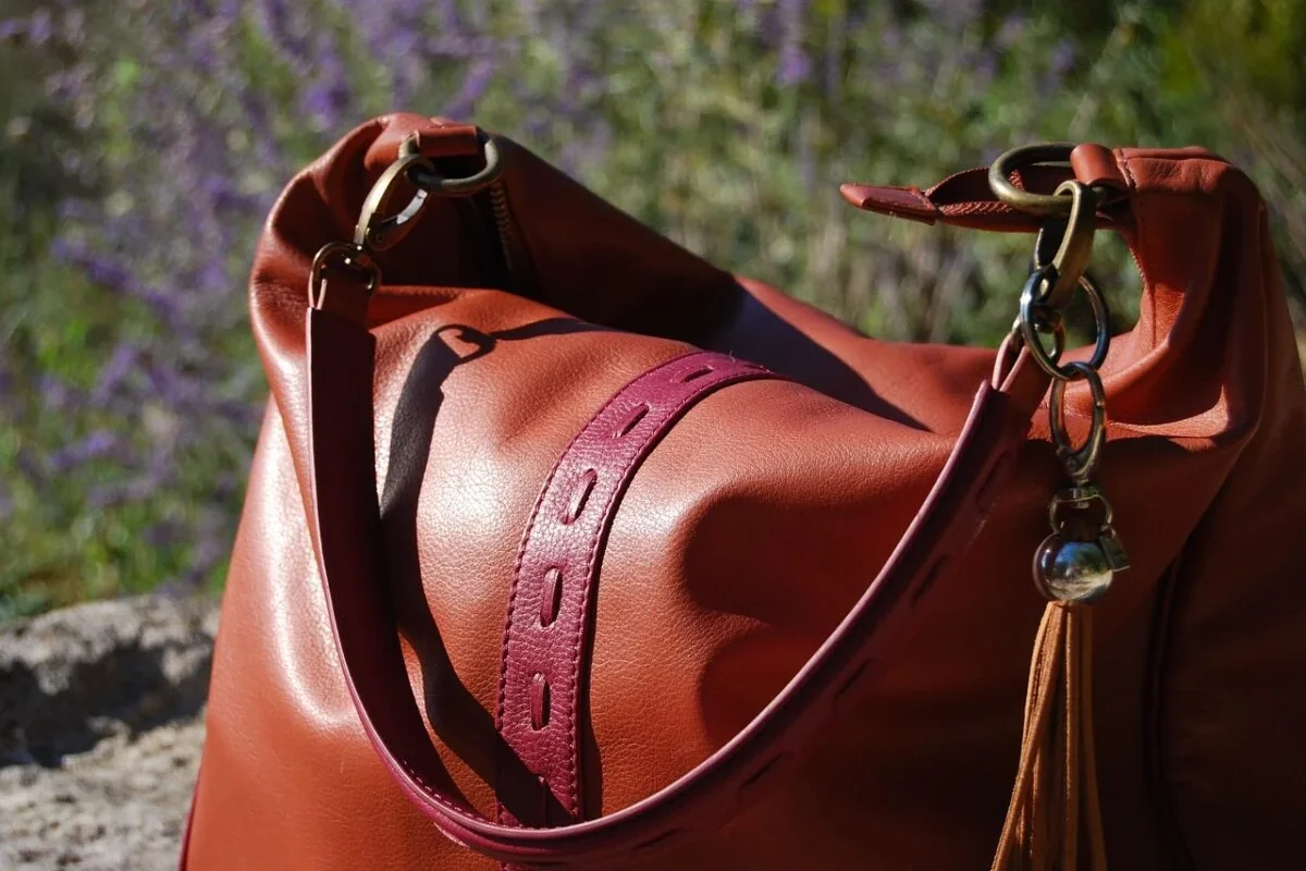 cartera de cuero elegante con relleno para guardado cuidado