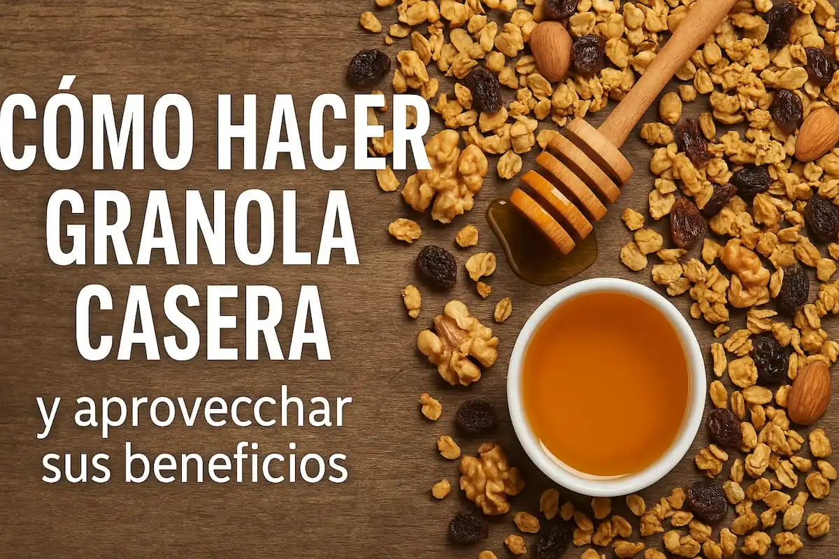 Mezcla de granola casera con miel, nueces, almendras y pasas sobre fondo de madera natural, vista superior.