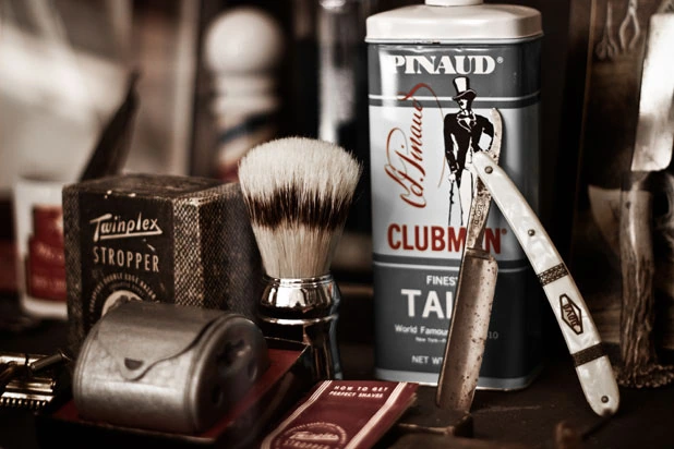 Kit básico de barbería para lograr cortes masculinos con precisión Herramientas de barbería profesional: navajas, brochas, tijeras y gel