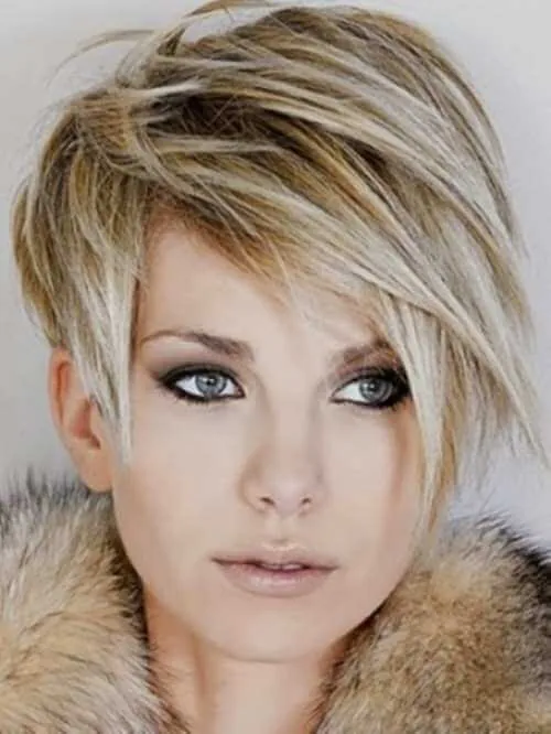 Corte de cabello corto moderno, con reflejos e iluminación