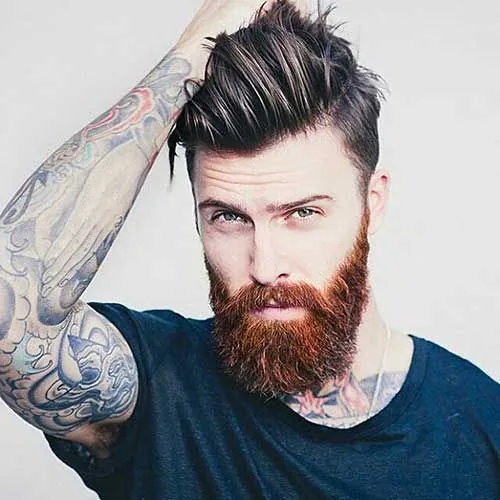 Estilo juvenil con volumen y caída natural – tendencia Corte para hombre con flequillo peinado hacia adelante y estilo relajado
