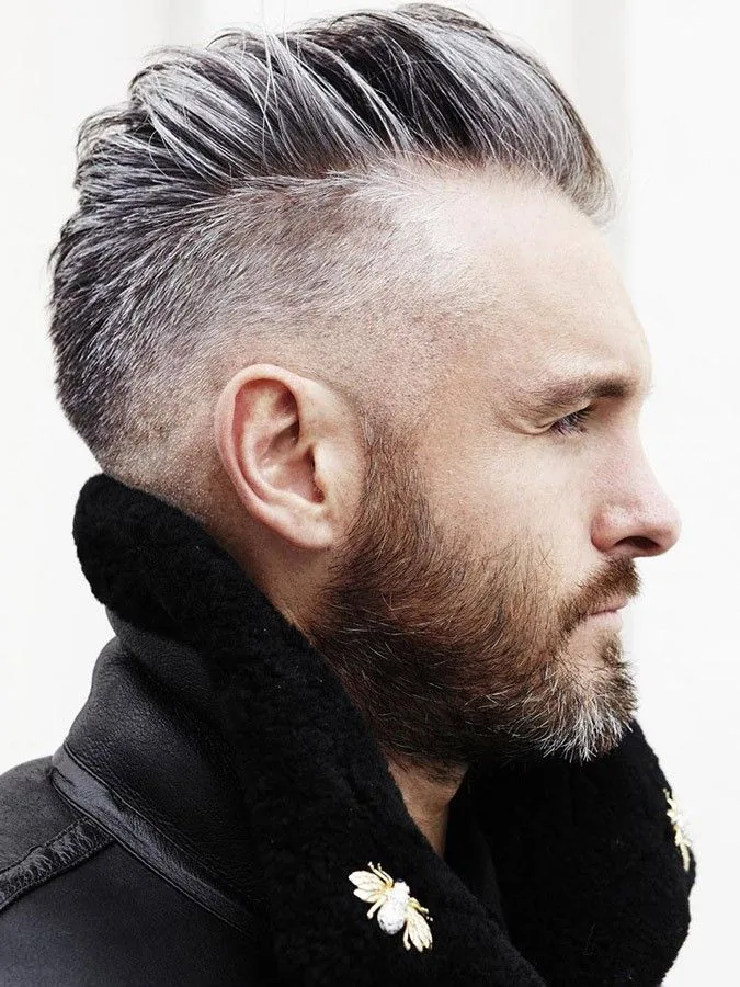 Corte undercut con barba completa y diseño en línea lateral Corte undercut con barba completa y diseño en línea lateral