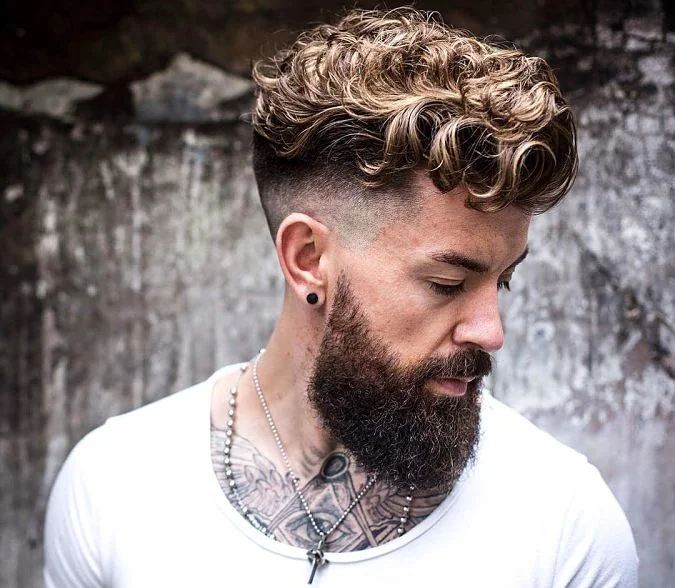 Estilo clásico con volumen – ideal para cabello grues Peinado con textura natural y volumen en la parte superior para hombre joven